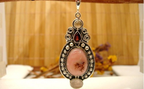 Pendentif en argent et Opale rose.