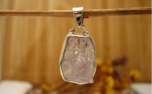 Pendentif en argent et kunzite.