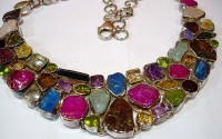 Collier en argent et pierres multicolores.