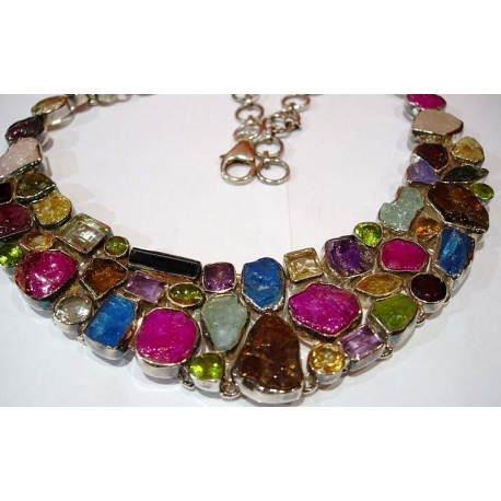 Collier en argent et pierres multicolores.