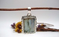 Pendentif en argent et Labradorite.