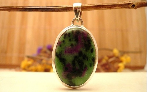 Pendentif en argent et Rubis zoisite.