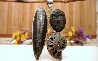 Pendentif en argent et Fossils.