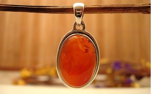 Pendentif en argent et Cornaline. Pendentif en argent et Cornaline.