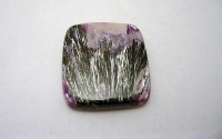 Pierre polie Charoite en cabochon.