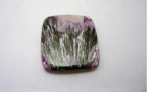 Pierre polie Charoite en cabochon.