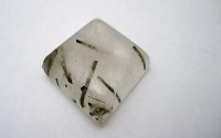 Pierre polie Quartz tourmaline en cabochon.