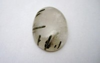 Pierre polie Quartz tourmaline en cabochon.