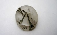 Pierre polie Quartz tourmaline en cabochon.