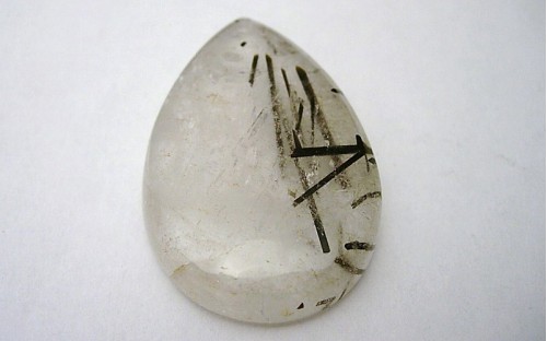 Pierre polie Quartz tourmaline en cabochon.