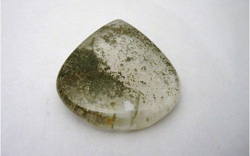 Pierre polie Ludholite en cabochon.