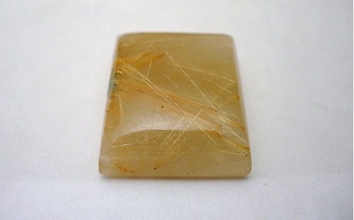 Pierre polie Quartz rutile en cabochon.