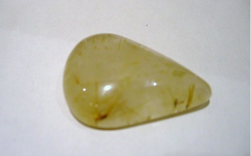 Pierre polie Quartz rutile en cabochon.