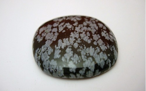 Pierre polis Obsidienne mouchetée en cabochon.