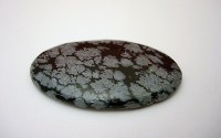 Pierre polis Obsidienne mouchetée en cabochon.