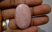 Pierre polis Opale rose en cabochon.