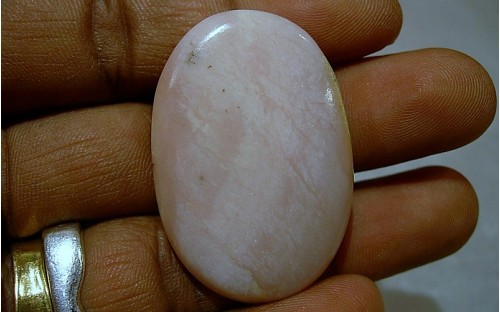 Pierre polis Opale rose en cabochon.