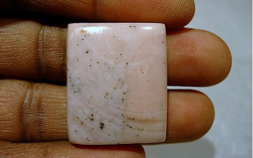 Pierre polis Opale rose en cabochon.