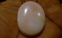 Pierre polis Opale rose en cabochon.