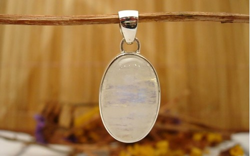 Pendentif en argent et Pierre de lune.