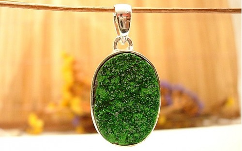 Pendentif argent et Uvarovite.