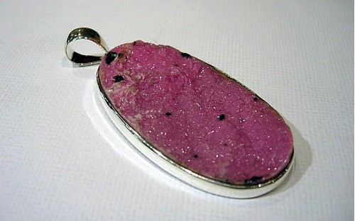 Pendentif en argent et Cobalt calcite.