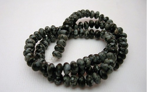 Obsidienne mouchetée pierre percée. Obsidienne mouchetée pierre percée.