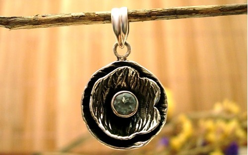 Pendentif en argent et Topaze bleu Pendentif en argent et Topaze bleu
