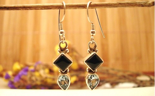 Boucles d'oreilles argent Onyx noire et Topaze bleu Boucles d'oreilles argent Onyx noire et Topaze bleu
